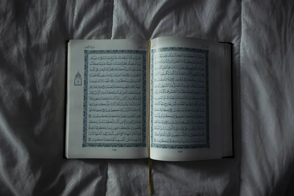 Tiro Ângulo Alto Alcorão Sagrado Livro Sagrado Islã Aberto Cobertor — Fotografia de Stock