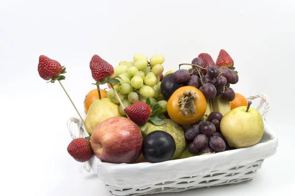 Fonott Kosár Tele Színes Frissen Szedett Organikus Gyümölcsökkel — Stock Fotó