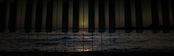 Západ Slunce Nad Oceánem Viděl Skrz Dlaždice Klavíru — Stock fotografie