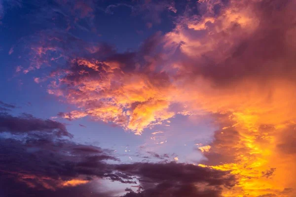 Las Nubes Cielo Pintadas Naranja Atardecer — Foto de Stock