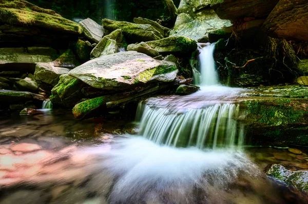 Krásný Záběr Tekoucí Řeky Velkými Kameny — Stock fotografie