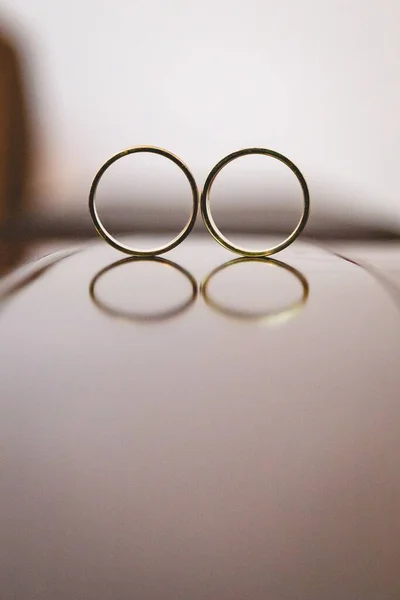 Tiro Vertical Anéis Casamento Dourados Seu Reflexo — Fotografia de Stock