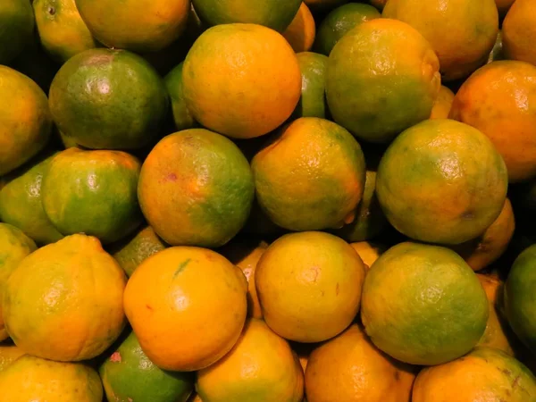 Närbild Hög Med Mogna Färgglada Mandarin Fruktmarknad — Stockfoto