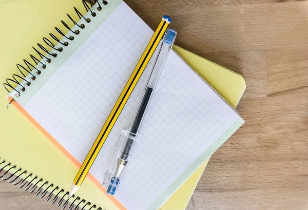 Een Close Foto Van Oranje Gele Notitieboekjes Met Pen Potlood — Stockfoto