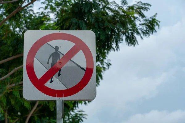 Road Sign Prohibiting Pedestrians Cross Road — Stock Photo, Image