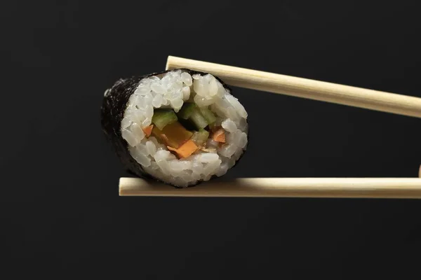 Una Toma Horizontal Dos Palillos Sosteniendo Solo Rollo Sushi —  Fotos de Stock