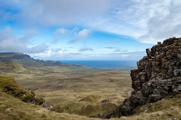 Hermoso Paisaje Acantilados Rocosos Una Tierra Junto Mar Bajo Cielo — Foto de Stock