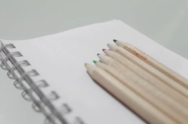 Beyaz Bir Defterde Renkli Kalemlerin Yakın Plan Fotoğrafı — Stok fotoğraf