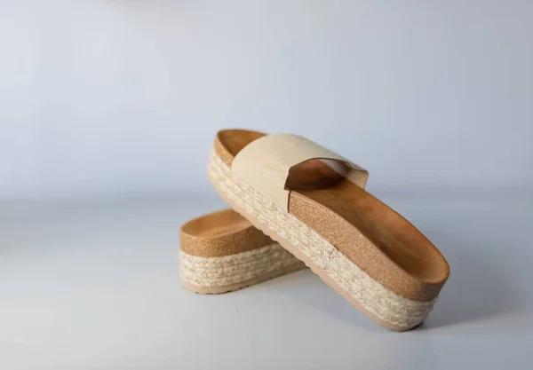 Eine Nahaufnahme Moderner Brauner Sandalen Auf Grauem Hintergrund — Stockfoto
