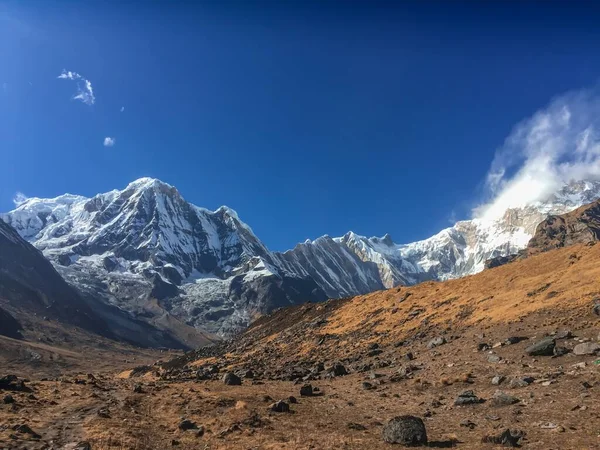 Hory Chráněné Oblasti Annapurna Nepálu Pod Modrou Oblohou — Stock fotografie