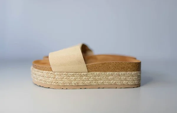 Een Close Shot Van Moderne Bruine Sandalen Een Grijze Achtergrond — Stockfoto