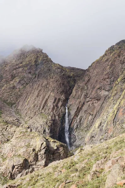 Vertikal Bild Ett Vattenfall Andernas Berg Argentina Gråmulen Himmel — Stockfoto