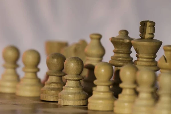 Výběrový Snímek Bílých Šachových Figurek Desce — Stock fotografie