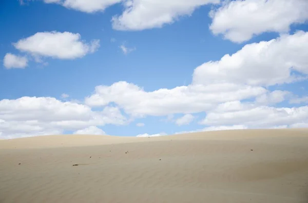 Woestijnheuvels Glimmend Onder Prachtige Blauwe Bewolkte Lucht — Stockfoto