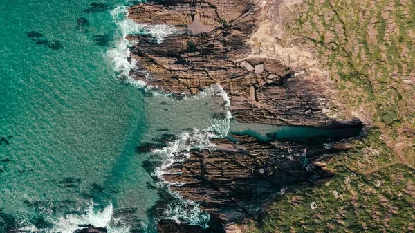 青绿色海景附近岩石悬崖的空中拍摄 — 图库照片