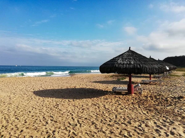 海滩遮阳伞和甲板椅子的景观 — 图库照片