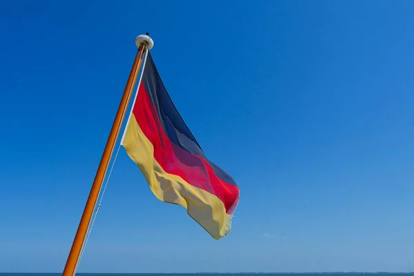Tiro Ângulo Baixo Bandeira Alemanha Fora Sob Céu Azul Claro — Fotografia de Stock