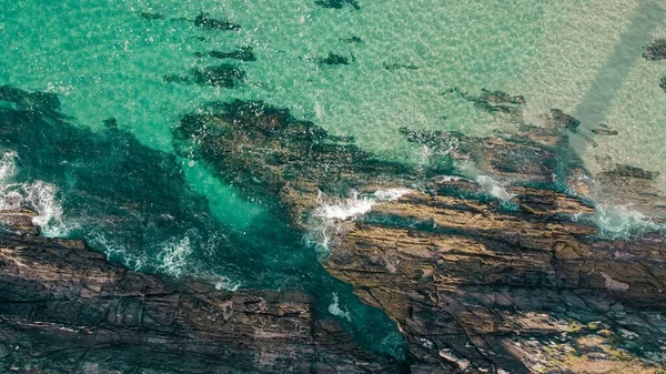 ターコイズブルーの海の近くの岩の崖の空中ショット — ストック写真