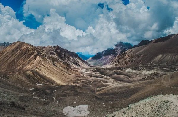 Fascinerande Natur Steniga Bergen Naturskön Molnig Himmel Patagonien Argentina — Stockfoto