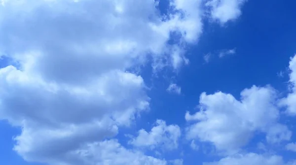 Tiro Ângulo Baixo Nuvens Fofas Céu Azul Sob Luz Solar — Fotografia de Stock