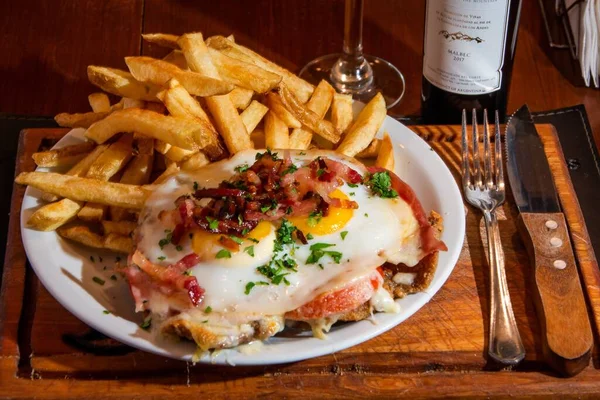 Eine Nahaufnahme Von Pommes Frites Und Spiegelei Auf Einem Weißen — Stockfoto