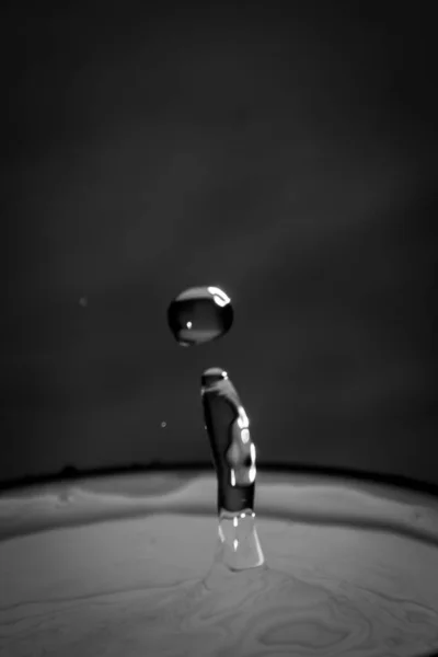 Zbliżenie Ujęcia Kropli Wody Szklanym Ciemnym Kolorze — Zdjęcie stockowe