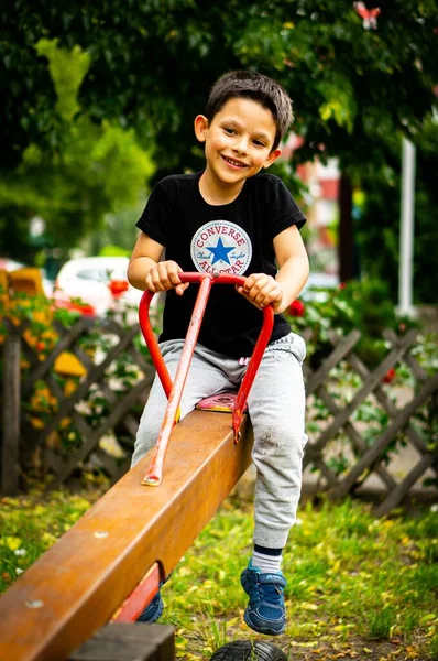 Poznan Polen Juni 2020 Lächelnder Sechsjähriger Polnischer Kaukasier Sitzt Auf — Stockfoto