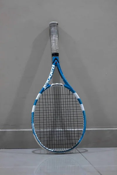 Kiremitli Zeminde Beyaz Bir Duvarın Yanında Mavi Bir Tenis Raketinin — Stok fotoğraf