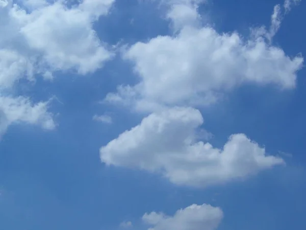 Belo Tiro Nuvens Brancas Céu Azul Adequado Para Fundos — Fotografia de Stock