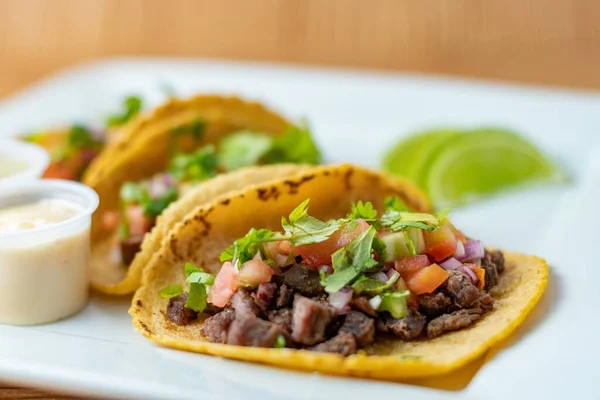 Primer Plano Plato Blanco Con Deliciosas Baleadas Salsa Hondureña —  Fotos de Stock