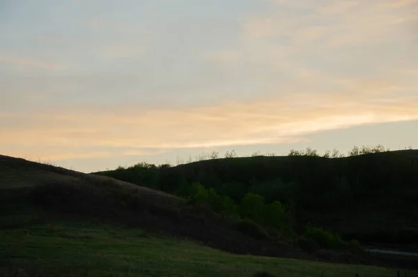 Die Grünen Hügel Glitzern Unter Dem Rosa Wolkenverhangenen Himmel — Stockfoto
