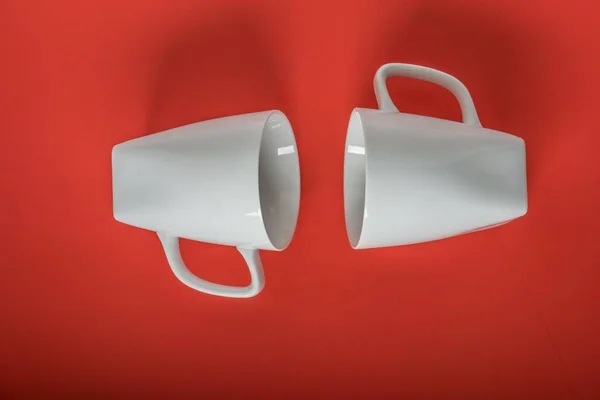 赤い表面に白いセラミックカップのクローズアップショット — ストック写真
