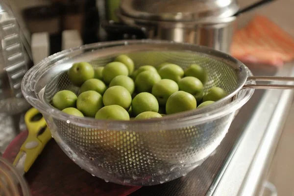 Enfoque Selectivo Las Ciruelas Verdes Lavadas Tamiz — Foto de Stock