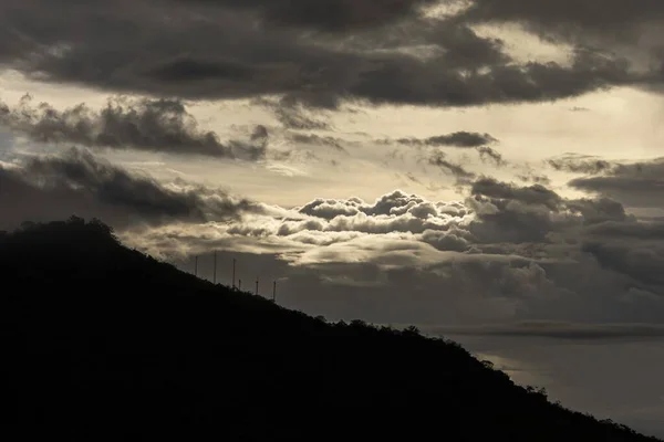 Primo Piano Del Cielo Con Pesanti Nuvole Sul Mare Riflesso — Foto Stock