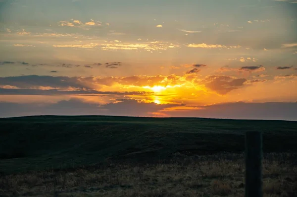 Uma Bela Paisagem Brilhando Sob Pôr Sol Laranja Perfurando Nuvens — Fotografia de Stock