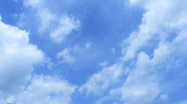 Pofuduk Beyaz Bulutlar Ince Çizgilerle Kaplı Parlak Mavi Bir Gökyüzü — Stok fotoğraf