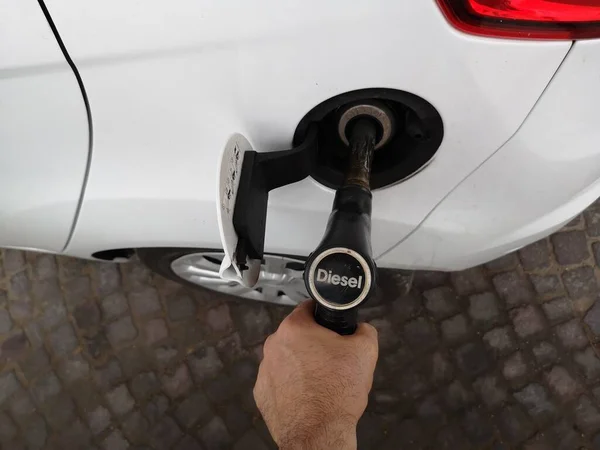 Uma Vista Superior Homem Enchendo Tanque Carro Com Combustível Diesel — Fotografia de Stock