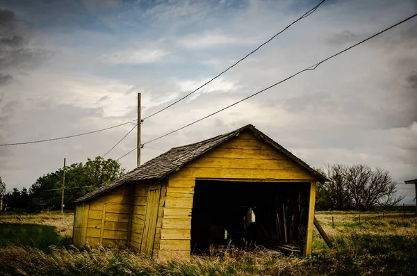 曇り空と雨の空の下のフィールドで 不気味な 古い放棄された木製の納屋 — ストック写真