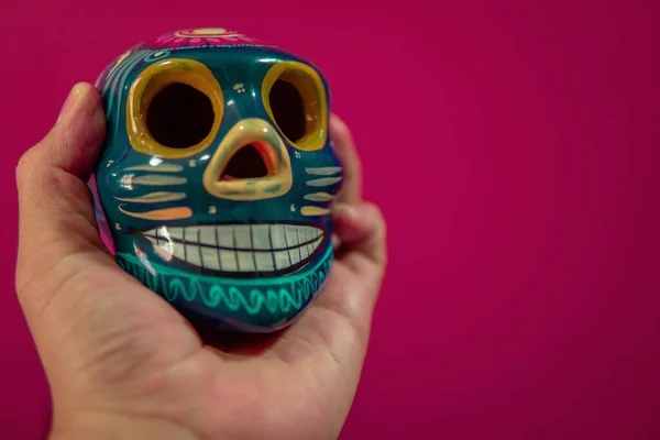 メキシコの伝統的な装飾用頭蓋骨やカラベラスを持つ男性の手 — ストック写真