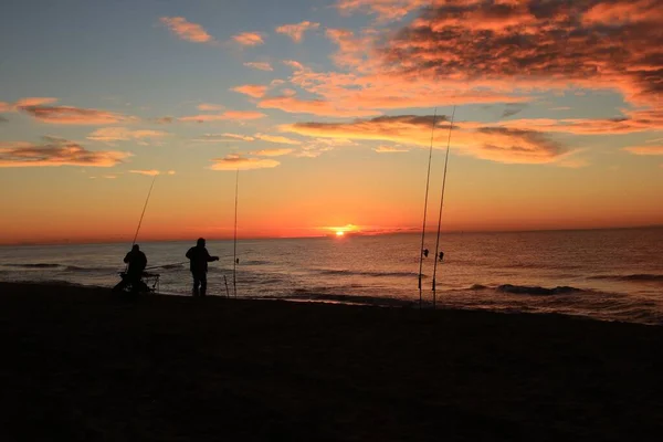 Μια Όμορφη Φωτογραφία Ψαράδων Μια Παραλία Φόντο Πορτοκαλί Ηλιοβασιλέματος — Φωτογραφία Αρχείου