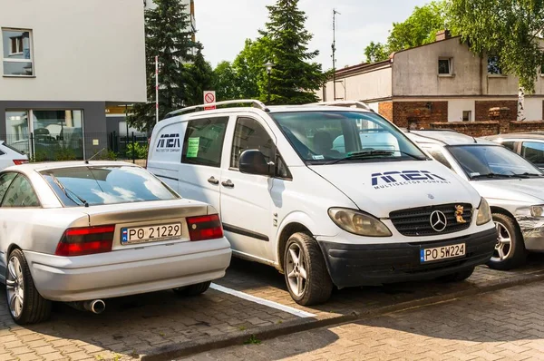 Poznan Polsko Června 2020 Zaparkovaný Bílý Mercedes Benz Transit Firmy — Stock fotografie