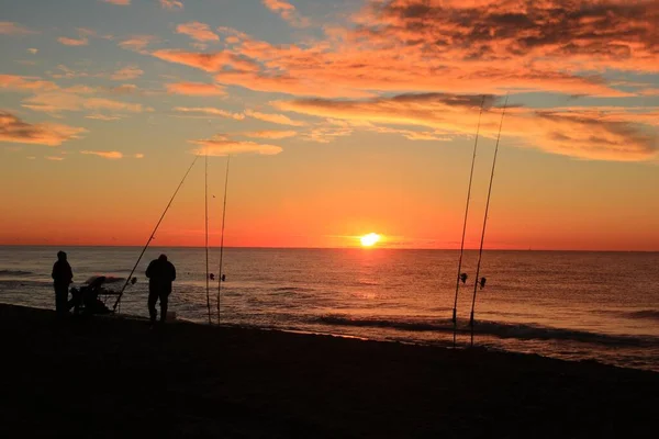 Beau Cliché Pêcheurs Sur Une Plage Sur Fond Coucher Soleil — Photo