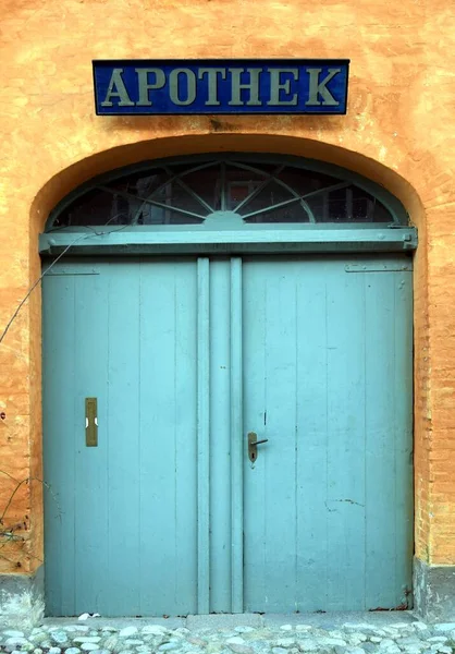 Una Entrada Encantadora Una Farmacia Con Puertas Madera Azul Coronadas —  Fotos de Stock