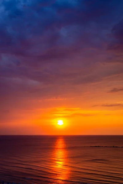 リミニビーチでのフィレンツェの日没の垂直ショットイタリア — ストック写真