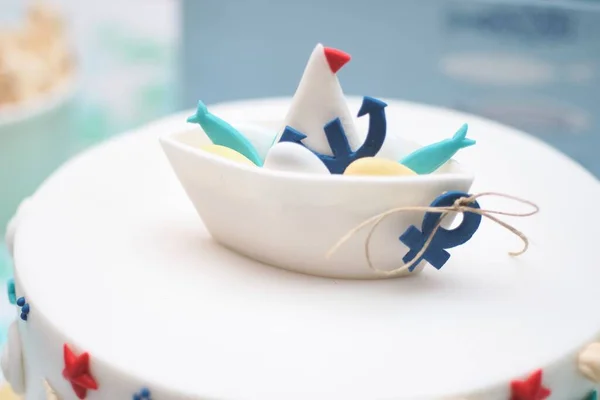 Pastanın Üzerinde Beyaz Mavi Renkli Tatlı Badem Ezmesi Bir Teknenin — Stok fotoğraf