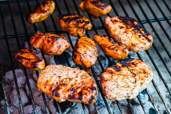 グリルで焼いた鶏の胸肉のクローズアップ — ストック写真
