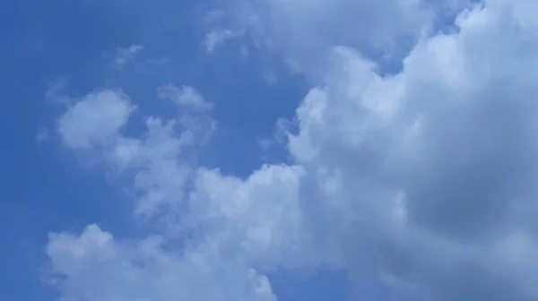 Een Betoverend Landschap Van Witte Wolken Blauwe Lucht — Stockfoto