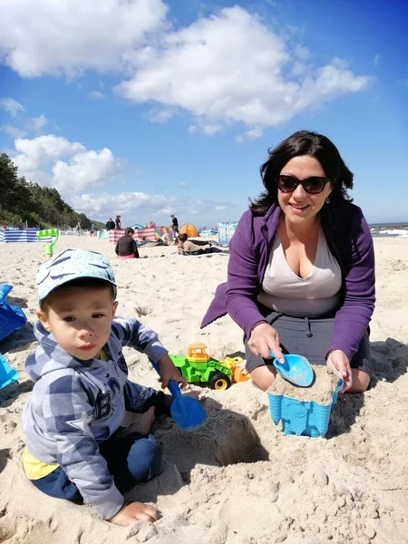 Pobierowo Polsko Června 2020 Usmívající Žena Malé Dítě Tvoří Pláži — Stock fotografie