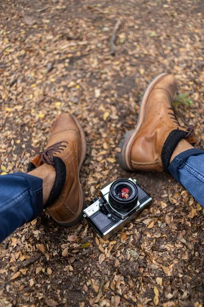 Mannenvoeten Met Jeans Bruine Schoenen Een Camera Grond Groene Grond — Stockfoto