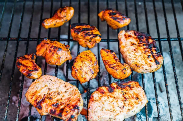 グリルで焼いた鶏の胸肉のクローズアップ — ストック写真